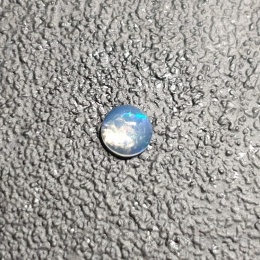 Opal z Etiopii kaboszon fi 4 mm nr 512