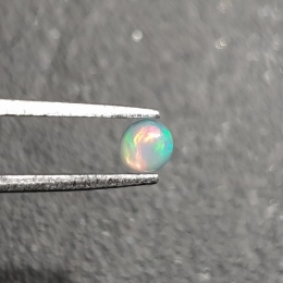 Opal z Etiopii kaboszon fi 4 mm nr 520