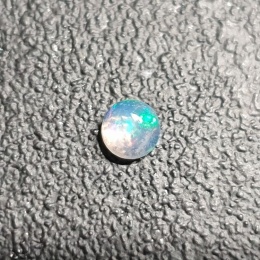 Opal z Etiopii kaboszon fi 4 mm nr 525