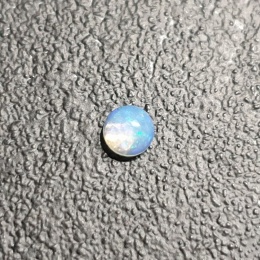 Opal z Etiopii kaboszon fi 4 mm nr 528