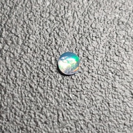Opal z Etiopii kaboszon fi 4 mm nr 529