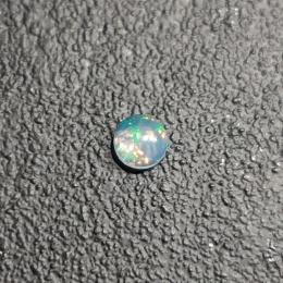 Opal z Etiopii kaboszon fi 4 mm nr 549