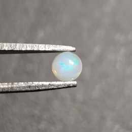 Opal z Etiopii kaboszon fi 4 mm nr 550
