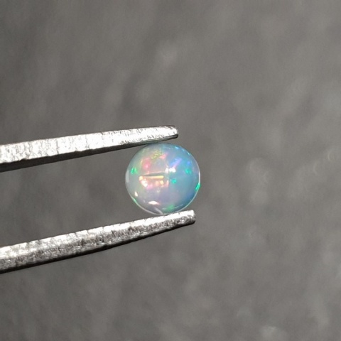 Opal z Etiopii kaboszon fi 4 mm nr 553