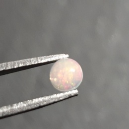 Opal z Etiopii kaboszon fi 4 mm nr 554