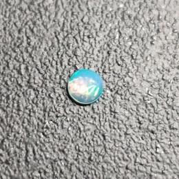Opal z Etiopii kaboszon fi 4 mm nr 555