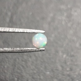 Opal z Etiopii kaboszon fi 4 mm nr 563