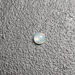 Opal z Etiopii kaboszon fi 4 mm nr 566