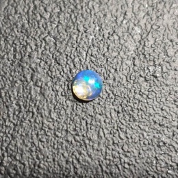 Opal z Etiopii kaboszon fi 4 mm nr 568