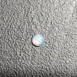 Opal z Etiopii kaboszon fi 4 mm nr 570