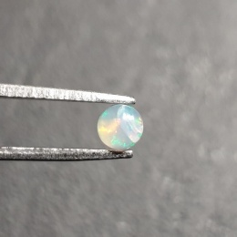 Opal z Etiopii kaboszon fi 4 mm nr 572