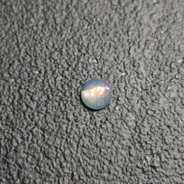 Opal z Etiopii kaboszon fi 4 mm nr 574