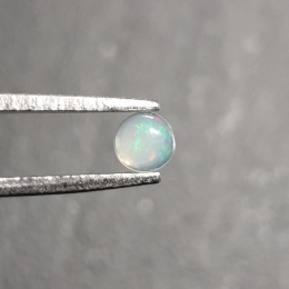 Opal z Etiopii kaboszon fi 4 mm nr 575
