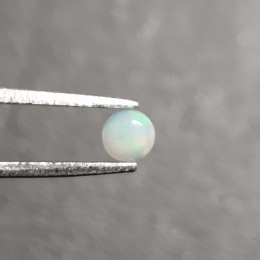 Opal z Etiopii kaboszon fi 4 mm nr 578