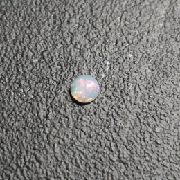 Opal z Etiopii kaboszon fi 4 mm nr 581