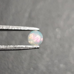 Opal z Etiopii kaboszon fi 4 mm nr 581