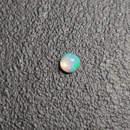 Opal z Etiopii kaboszon fi 4 mm nr 583