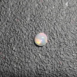 Opal z Etiopii kaboszon fi 4 mm nr 586