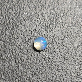 Opal z Etiopii kaboszon fi 4 mm nr 606