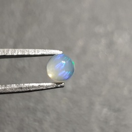 Opal z Etiopii kaboszon fi 4 mm nr 606