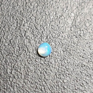 Opal z Etiopii kaboszon fi 4 mm nr 608