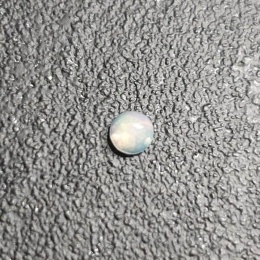 Opal z Etiopii kaboszon fi 4 mm nr 609