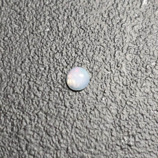 Opal z Etiopii kaboszon fi 4 mm nr 611