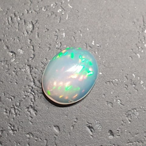 Opal z Etiopii kaboszon 9,75x7,89 mm nr 48