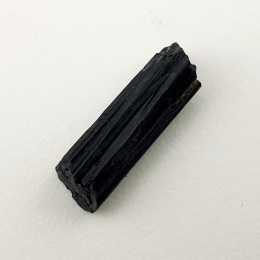 Czarny turmalin surowy 19x6 mm nr 467