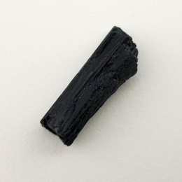 Czarny turmalin surowy 20x8 mm nr 527