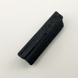Czarny turmalin surowy 21x7 mm nr 519