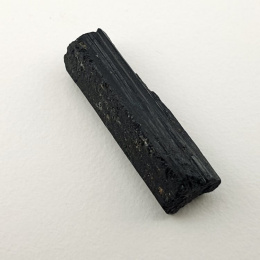 Czarny turmalin surowy 21x7 mm nr 519