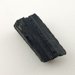 Czarny turmalin surowy 22x11 mm nr 372