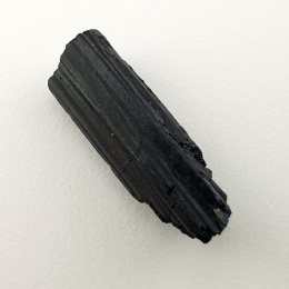 Czarny turmalin surowy 22x8 mm nr 444