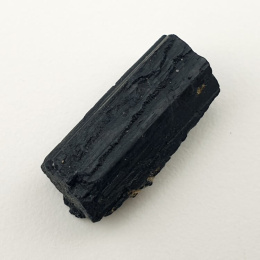 Czarny turmalin surowy 23x11 mm nr 384