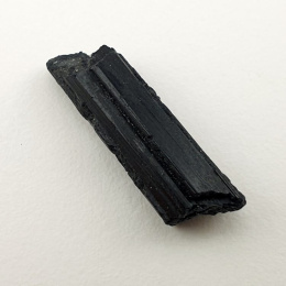 Czarny turmalin surowy 23x7 mm nr 533