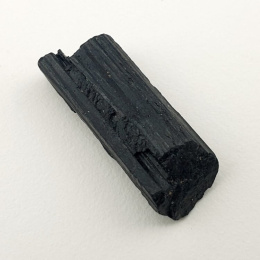 Czarny turmalin surowy 24x9 mm nr 369