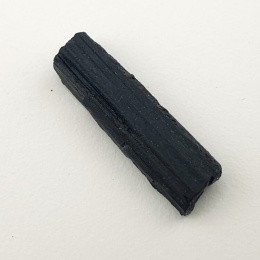 Czarny turmalin surowy 25x7 mm nr 309