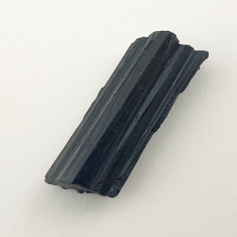 Czarny turmalin surowy 26x10 mm nr 421