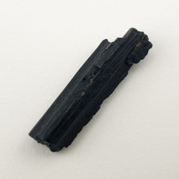 Czarny turmalin surowy 26x7 mm nr 412