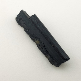 Czarny turmalin surowy 26x7 mm nr 412