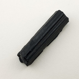 Czarny turmalin surowy 26x7 mm nr 530