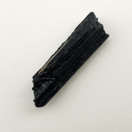 Czarny turmalin surowy 26x7 mm nr 539