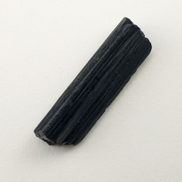 Czarny turmalin surowy 26x9 mm nr 382