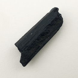 Czarny turmalin surowy 26x9 mm nr 394