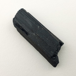 Czarny turmalin surowy 26x9 mm nr 394