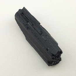 Czarny turmalin surowy 26x9 mm nr 526