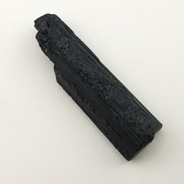 Czarny turmalin surowy 27x10 mm nr 501