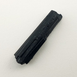 Czarny turmalin surowy 27x6 mm nr 389