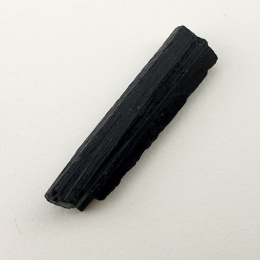 Czarny turmalin surowy 27x7 mm nr 449